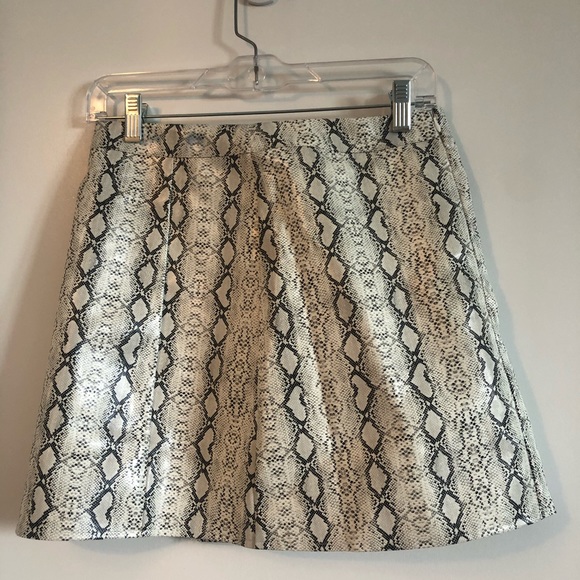 Faux leather snake print mini skirt - Picture 4 of 4
